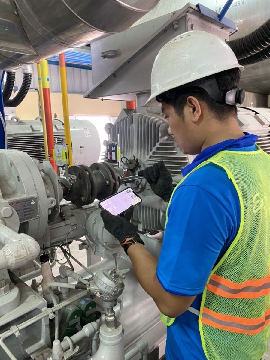 Kỹ thuật viên Kỹ Thuật Năng Lượng đang tiến hành sửa chữa motor