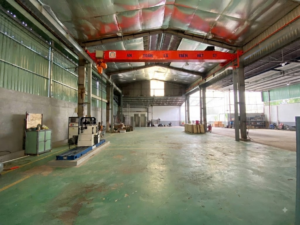 palang nâng hạ động cơ điện trong xưởng sửa chữa kỹ thuật năng lượng