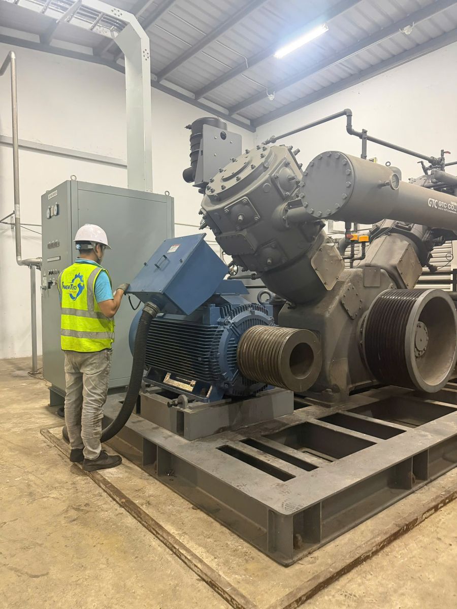 kỹ thuật viên Enertech thay trục cốt động cơ điện 