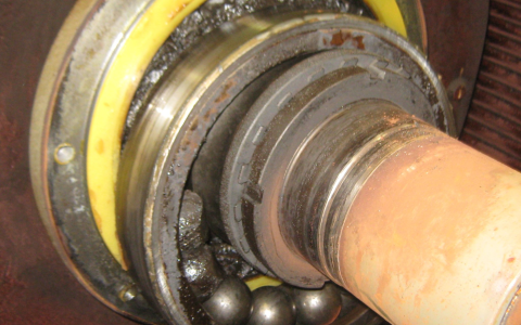 Cháy Động Cơ Điện Do Bảo Dưỡng Kém Khiến Ổ Bi Của Động Cơ Điện 55 kW Bị Quá Nhiệt