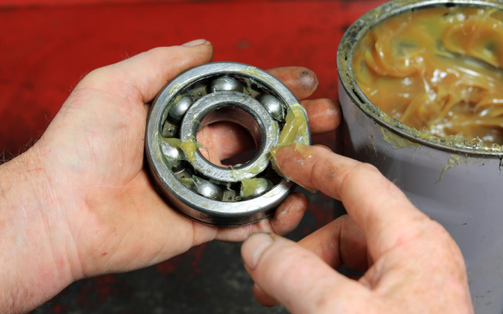 Mỡ Bò Chịu Nhiệt SKF Bao Nhiêu Độ C? Cách Chọn Và Tra Mỡ Cho Vòng Bi Motor